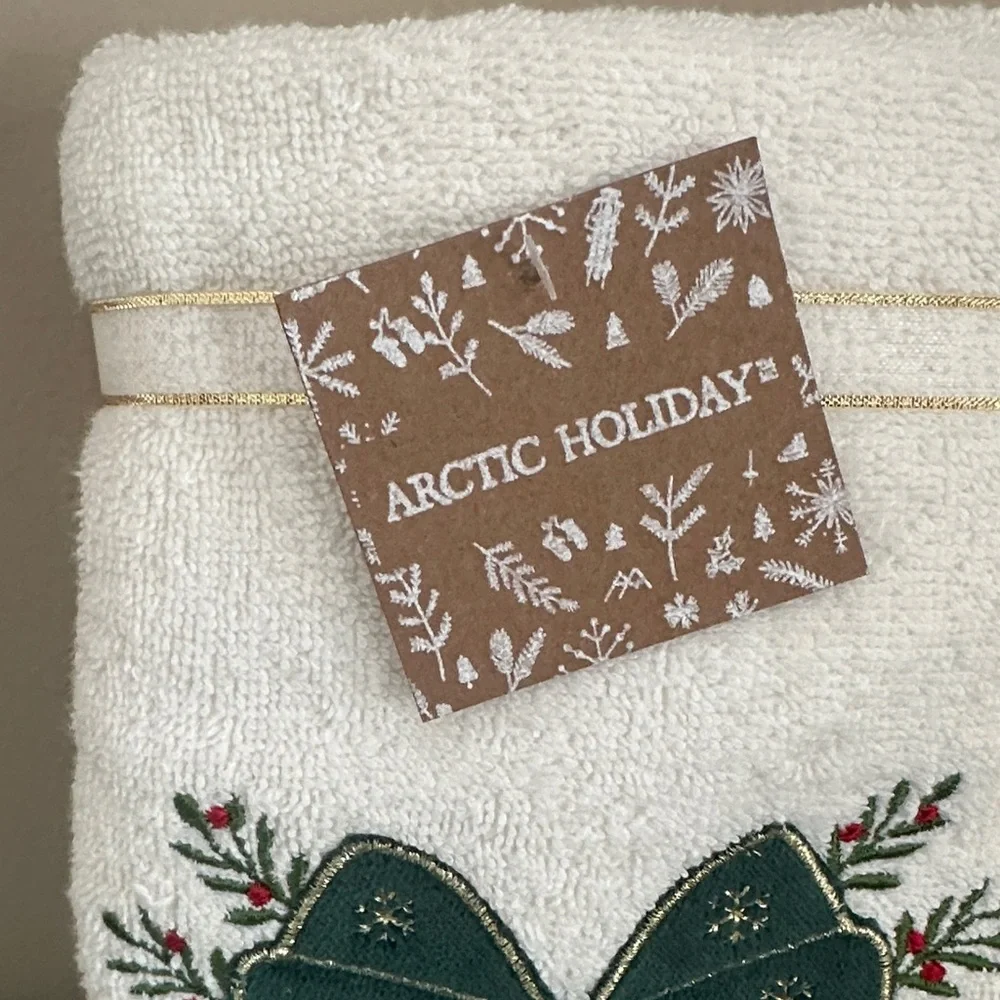 Artic Holiday Christmas Hand Towels Green Bow Berry Beautiful NEW!